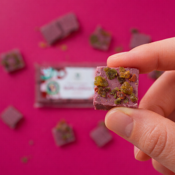 Kostka w ręce wiśnia.png